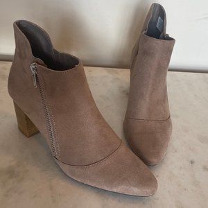 Rockport Suede Taupe Side zip 7.5 Booties